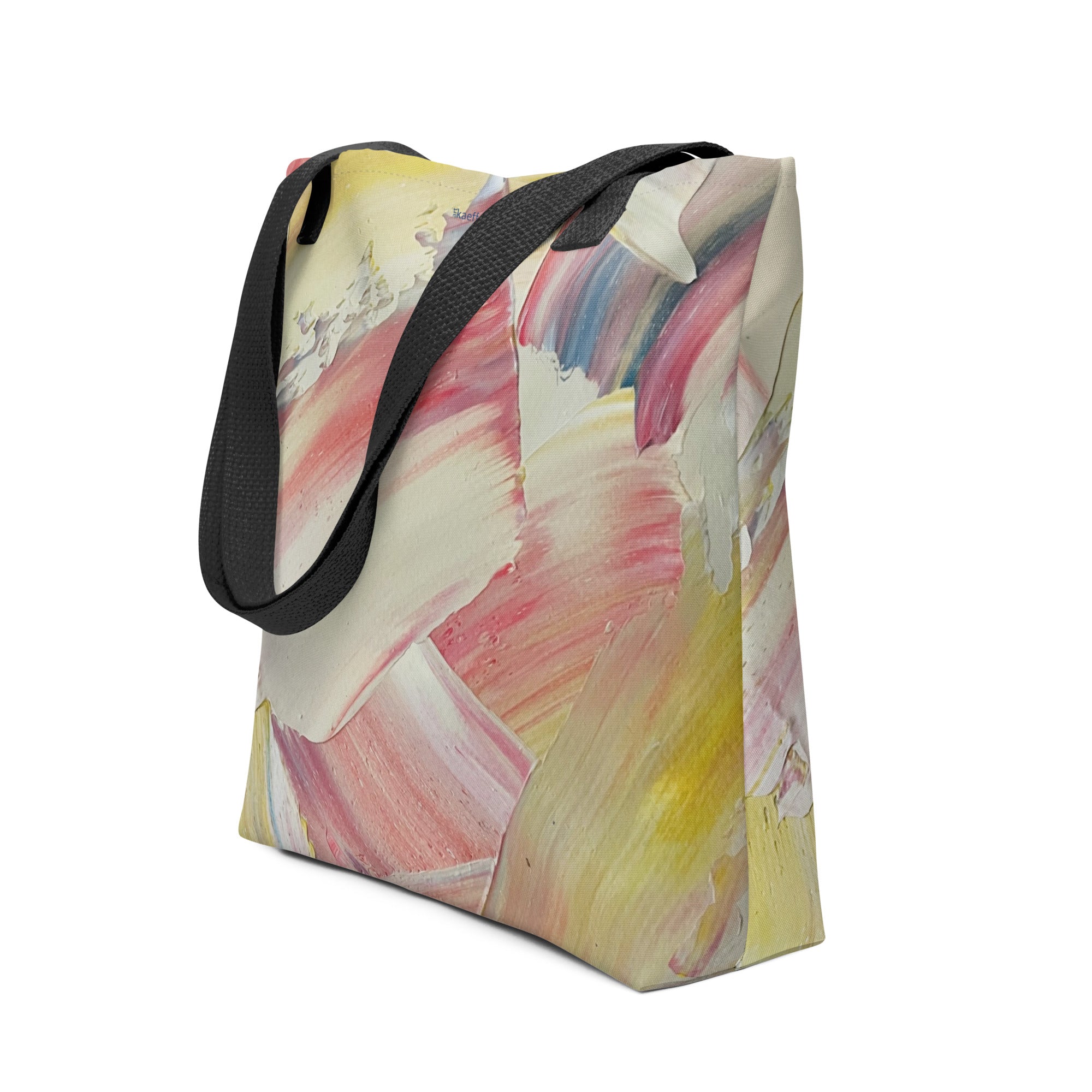 Die Tragetasche - Colorstrokes von kaeffe art ist eine geräumige Tragetasche mit einem modernen und farbenfrohen abstrakten Design mit zartrosa, gelben und weißen Pinselstrichen. Die Tasche hat stabile schwarze Riemen und eine geräumige rechteckige Form aus strapazierfähigem, wetterbeständigem Polyestergewebe.