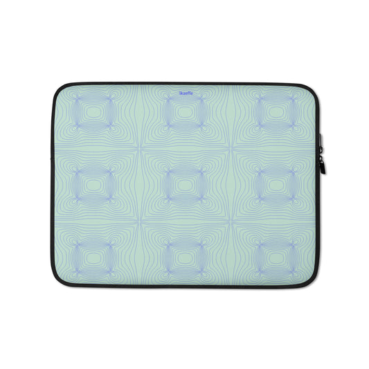 Eine hellgrüne Laptoptasche - θ von Kaeffe Art mit einem blauen geometrischen Muster. Das Design zeigt konzentrische quadratische Formen, die ein sich wiederholendes Gitter über die Oberfläche bilden. Die wasserfeste Hülle hat einen schwarzen Rand, Kunstfell-Innenfutter und einen Reißverschluss am rechten Rand.