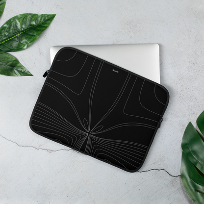 Eine elegante schwarze Laptoptasche - Dark Energy von Kaeffe Art mit einem raffinierten und modernen Design liegt auf einer Marmoroberfläche. Die Hülle ist teilweise geöffnet und gibt den Blick auf einen silbernen Laptop im Inneren frei. Zwei grüne tropische Blätter befinden sich in der oberen linken und unteren rechten Ecke des Bildes und heben das Kunstfellfutter hervor.