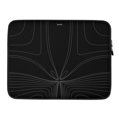 Die elegante schwarze Laptoptasche - Dark Energy zeichnet sich durch ein kompliziertes, symmetrisches weißes Liniendesign aus. Das abstrakte Muster sorgt für ein modernes und stilvolles Erscheinungsbild. Die Hülle ist mit einem Reißverschluss für einen sicheren Verschluss ausgestattet, wobei auf der rechten Seite ein Reißverschlussschieber sichtbar ist. Der Markenname „kaeffe art“ ist oben zentriert. Diese wasserfeste Laptop-Hülle enthält außerdem luxuriöses Kunstfellfutter für zusätzlichen Schutz.