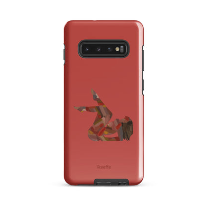 Eine „Hardcase Samsung®-Hülle – Anthelia“ von Kaeffe Art ist eine stoßabsorbierende Handyhülle mit rotem Hintergrund. Das Design zeigt eine abstrakte Darstellung einer Person, die auf dem Rücken liegt und die Beine hochlegt. Es besteht aus verschiedenen geometrischen Formen und erdigen Farben. Unten in der Mitte ist das Produkt mit dem Markennamen „Kaeffe Art“ versehen.