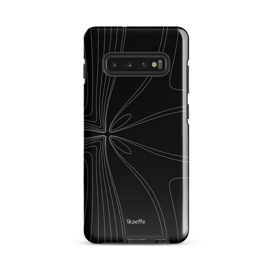 Wir präsentieren die Hardcase Samsung®-Hülle - Dark Energy von Kaeffe Art: Eine elegante schwarze Handyhülle mit einem abstrakten weißen Liniendesign, das von einem zentralen Punkt aus nach außen strahlt. Diese Hülle hat eine glänzende Oberfläche mit präzisen Kameraausschnitten und einem kleinen Logo am unteren Rand, auf dem „Kaeffe“ steht. Ihr zweischichtiges Design sorgt dafür, dass sie sowohl stilvoll als auch stoßabsorbierend ist.