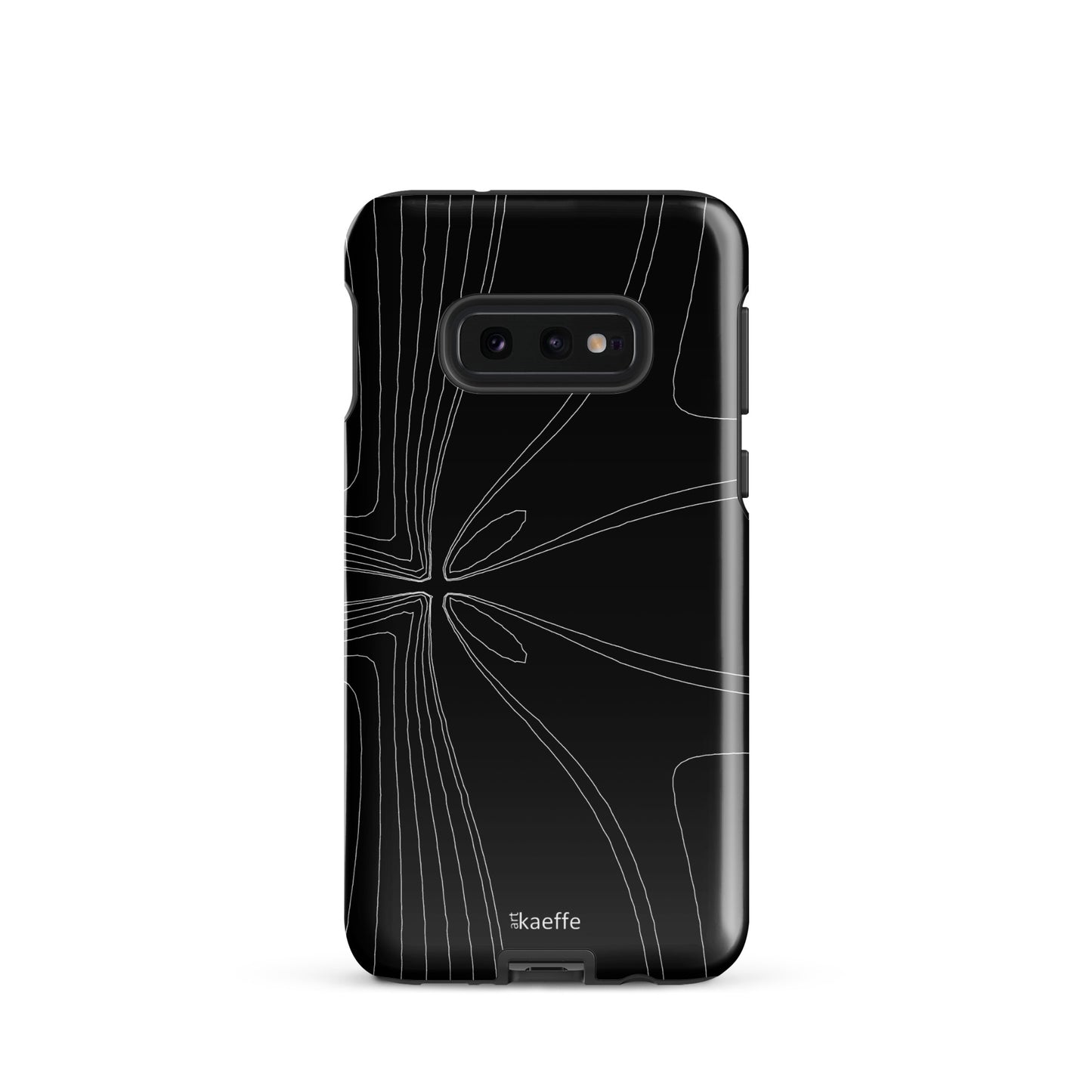 Die Hardcase Samsung®-Hülle - Dark Energy von Kaeffe Art ist eine elegante schwarze Handyhülle mit einem modernen, abstrakten weißen Liniendesign, das von der Mitte aus strahlt und ein dynamisches und künstlerisches Muster bildet. Der Markenname „Kaeffe“ ist dezent auf der Unterseite aufgedruckt. Diese zweischichtige, stoßabsorbierende Hülle ist speziell für Smartphones mit Dual-Kamera-Setup zugeschnitten.