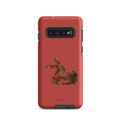 Eine mattrote Hardcase Samsung®-Hülle von Kaeffe Art mit einer künstlerischen Illustration einer zusammengerollten Person, die mit abstrakten, farbenfrohen Mustern bedeckt ist. Die Hülle zeigt unten in der Mitte den Markennamen „Kaeffe“ und ist somit perfekt für jeden Herbstfest-Anlass.