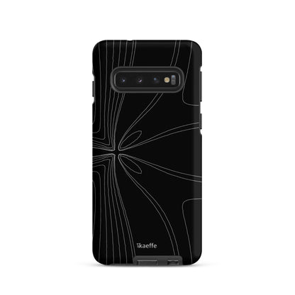 Wir präsentieren die Hardcase Samsung®-Hülle Dark Energy von Kaeffe Art: eine schwarze Handyhülle mit einem eleganten, abstrakten weißen Liniendesign, das wie ein modernes Kunstmuster nach außen strahlt. Der unverwechselbare Markenname „Kaeffe Art“ ist unten in der Mitte dieser stoßabsorbierenden Handyhülle aufgedruckt, die ein zweischichtiges Design aufweist und für Smartphones mit horizontaler Kameraeinstellung geeignet ist.